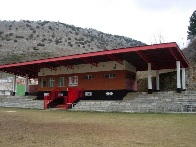 daniglezlopez's tweet image. Os mola mucho el estadio del Braga, donde hoy juega el Real Madrid, y es lógico.

Pero me quedo con mi Santa Bárbara de Ciñera, con la montaña también haciendo de tribuna, en este caso