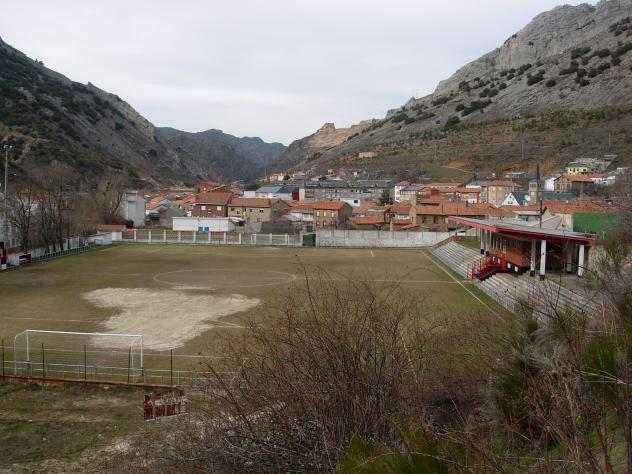 daniglezlopez's tweet image. Os mola mucho el estadio del Braga, donde hoy juega el Real Madrid, y es lógico.

Pero me quedo con mi Santa Bárbara de Ciñera, con la montaña también haciendo de tribuna, en este caso