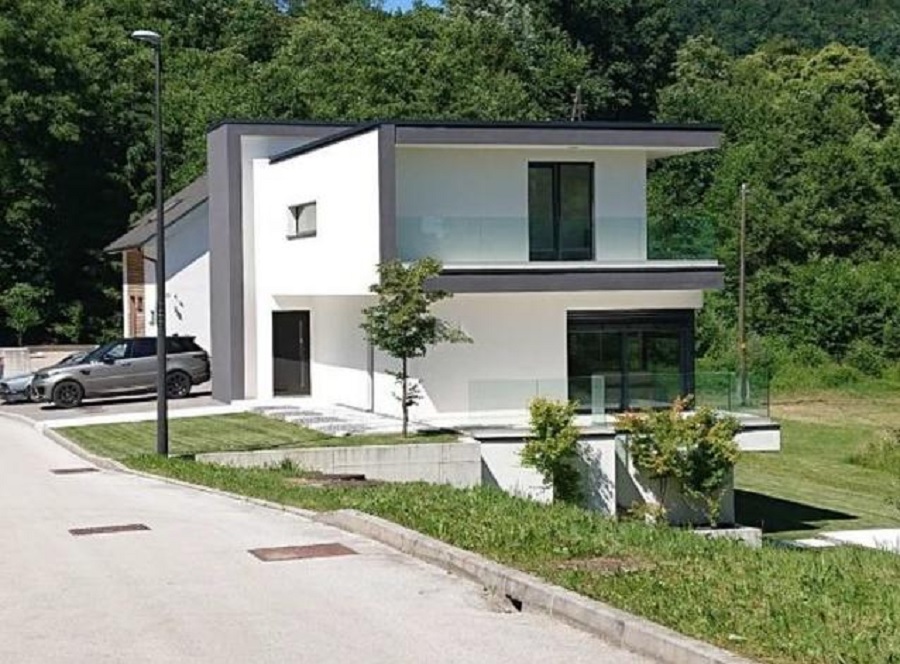 Drazbe_Finance's tweet photo. Izbrali smo najboljše dražbe v novembru. Naprodaj so vila v Gameljnah, pub ob Blejskem jezeru, apartmaji v Anakranu in Portorožu .... https://t.co/l1gAoqATMe https://t.co/1jqBVYFfX5