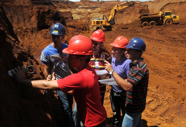 VicentedelaO2's tweet photo. Este 24 de octubre día del trabajador geólogo-minero en #Cuba reciban nuestro abrazo y felicitaciones todas las mujeres y hombres, que con mucha pasión, entrega , esfuerzo y conocimiento, investigan y hacen producir las riquezas de la tierra. https://t.co/bBN0K5GUvE