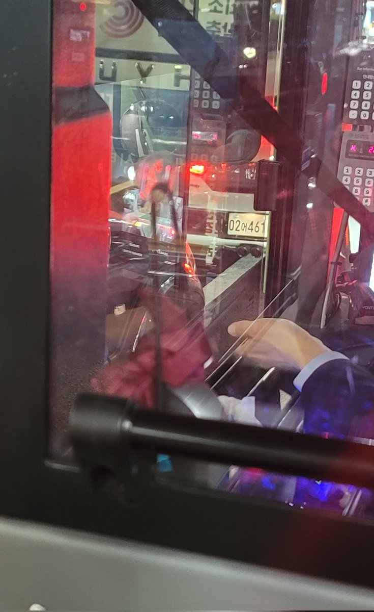 버스 탔는데 신호 대기하는 사이 서 있는 옆차의 강아지가 계속 이쪽을 보길래 귀엽다 이러고 있었는데 보니까 기사님께서 계속 우쭈쭈 하고 계셨음ㅋㅋㅋㅋㅋㅋ