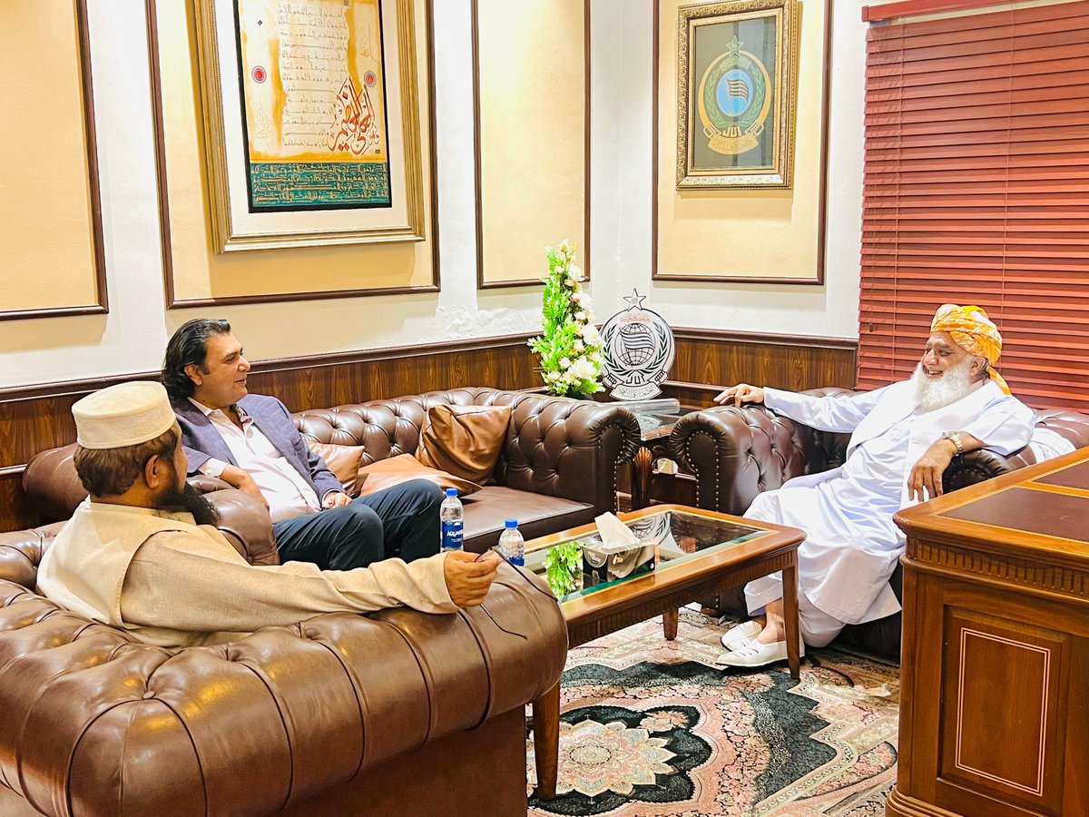 juipakofficial's tweet photo. اسلام آباد: سینئیر سیاست دان مصطفی نواز کھوکھر کی جےیوآئی کے سربراہ مولانا فضل الرحمان سے انکی رہائشگاہ پر ملاقات 
ملاقات میں ملکی سیاسی صورتحال پر گفتگو ۔ https://t.co/rxa6ms49fN