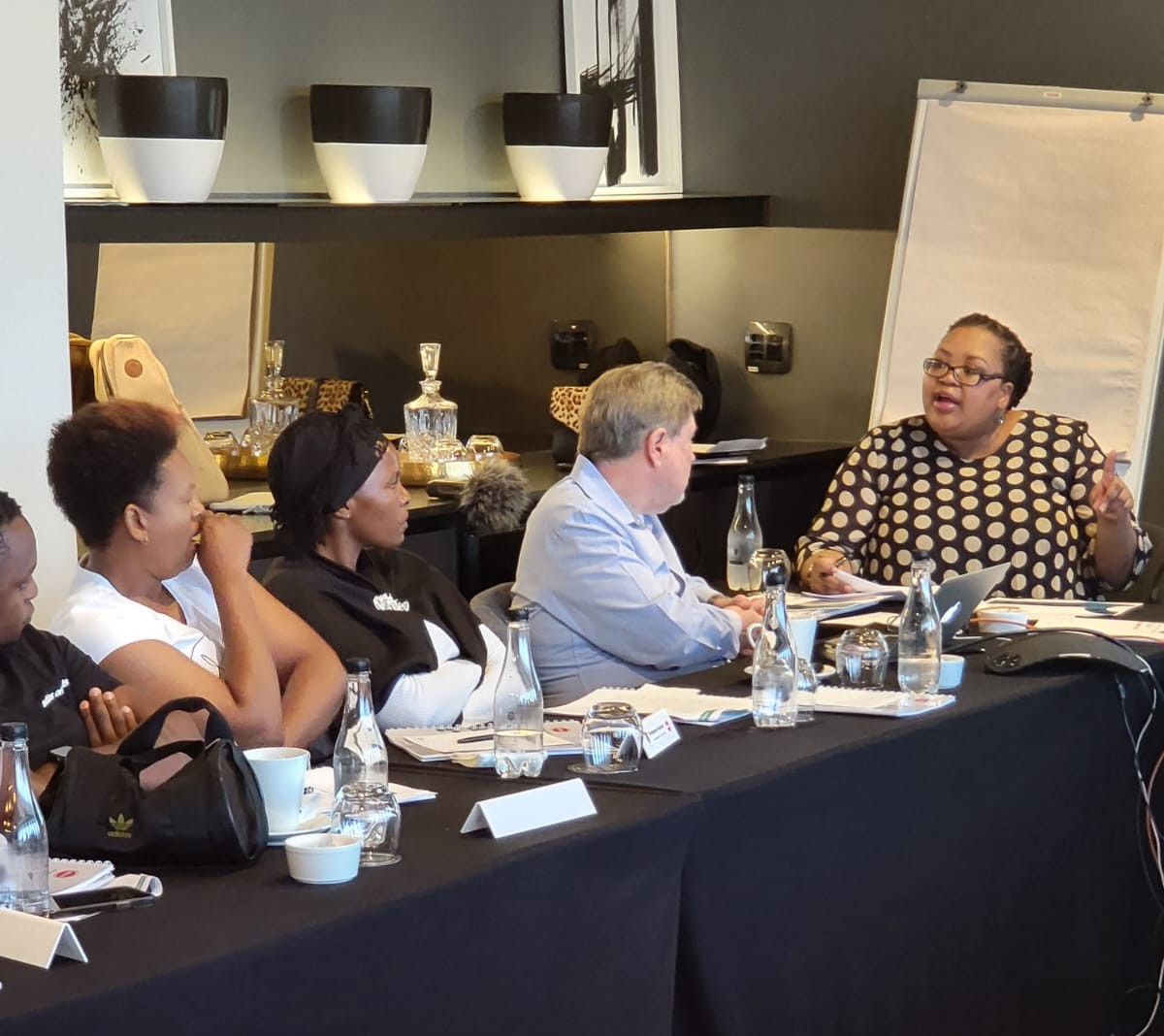 Afrika_Boso's tweet photo. AGSA's Mpumalanga Business Unit Leader Bomkazi Bhobho talks to provincial journalists on the role of the national audit office and the auditor-general's extended powers. #AGEducates https://t.co/AQPF6tZhJ3