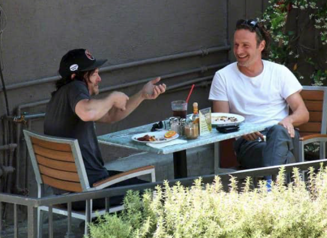 TheAmazingSite's tweet image. – "Y entonces vino un zombie y le hice... ¡pum, pum!. Y me desperté del sueño..."

#TASfandom #TWDDarylDixon