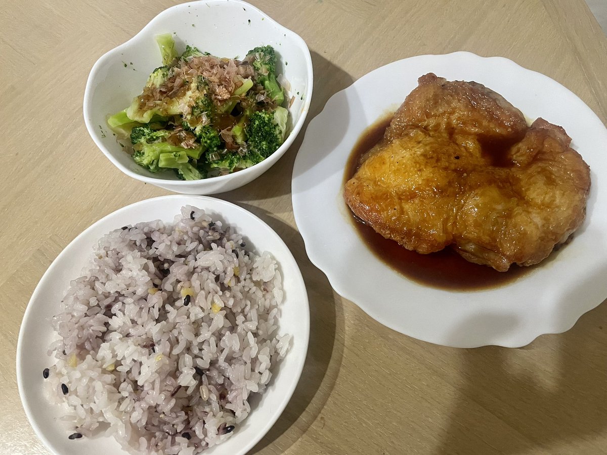 今日の夕食。鶏肉とブロッコリーは男磨き飯の定番。タンパク質とビタミン、ミネラルの補給に欠かせない食材だからコンビニが多い男は真似して欲しい。何より自分で作った料理が旨いと嬉しいよね。