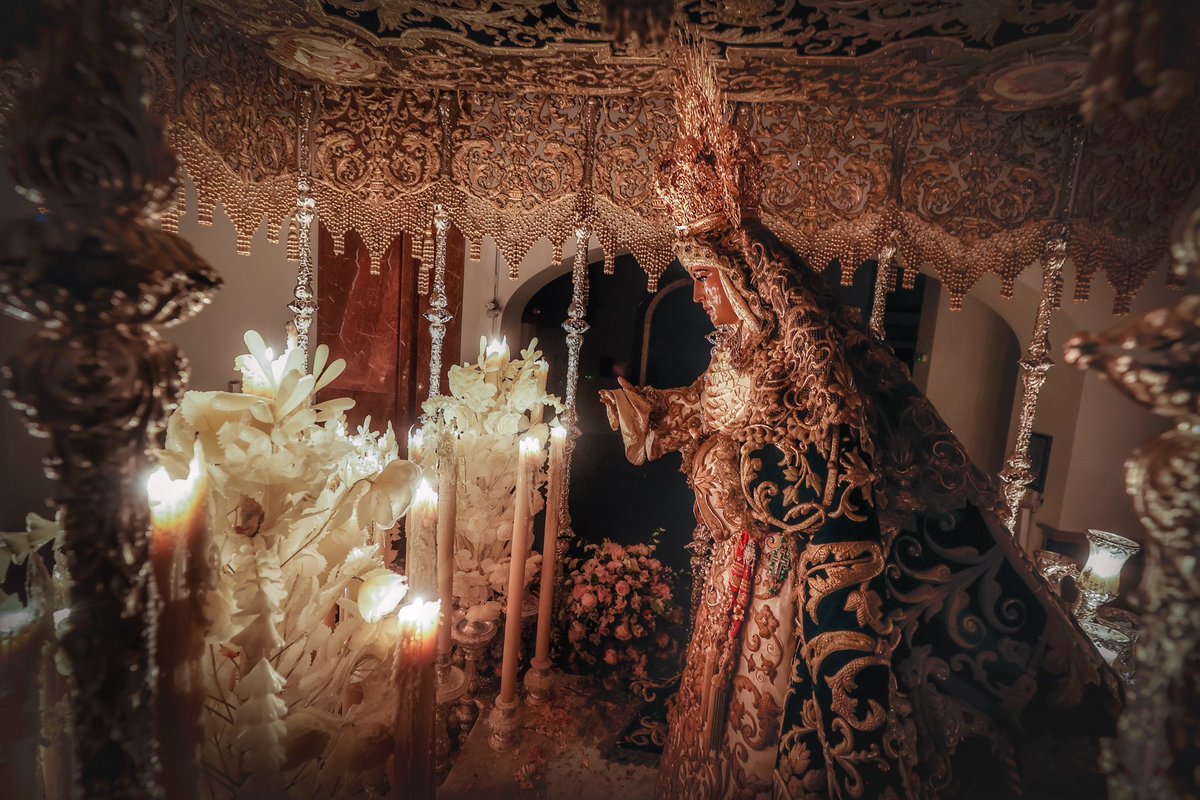 Vengo buscando en la senda la flor de mi corazón…<a href="/EspDeTriana/">Esperanza de Triana</a>