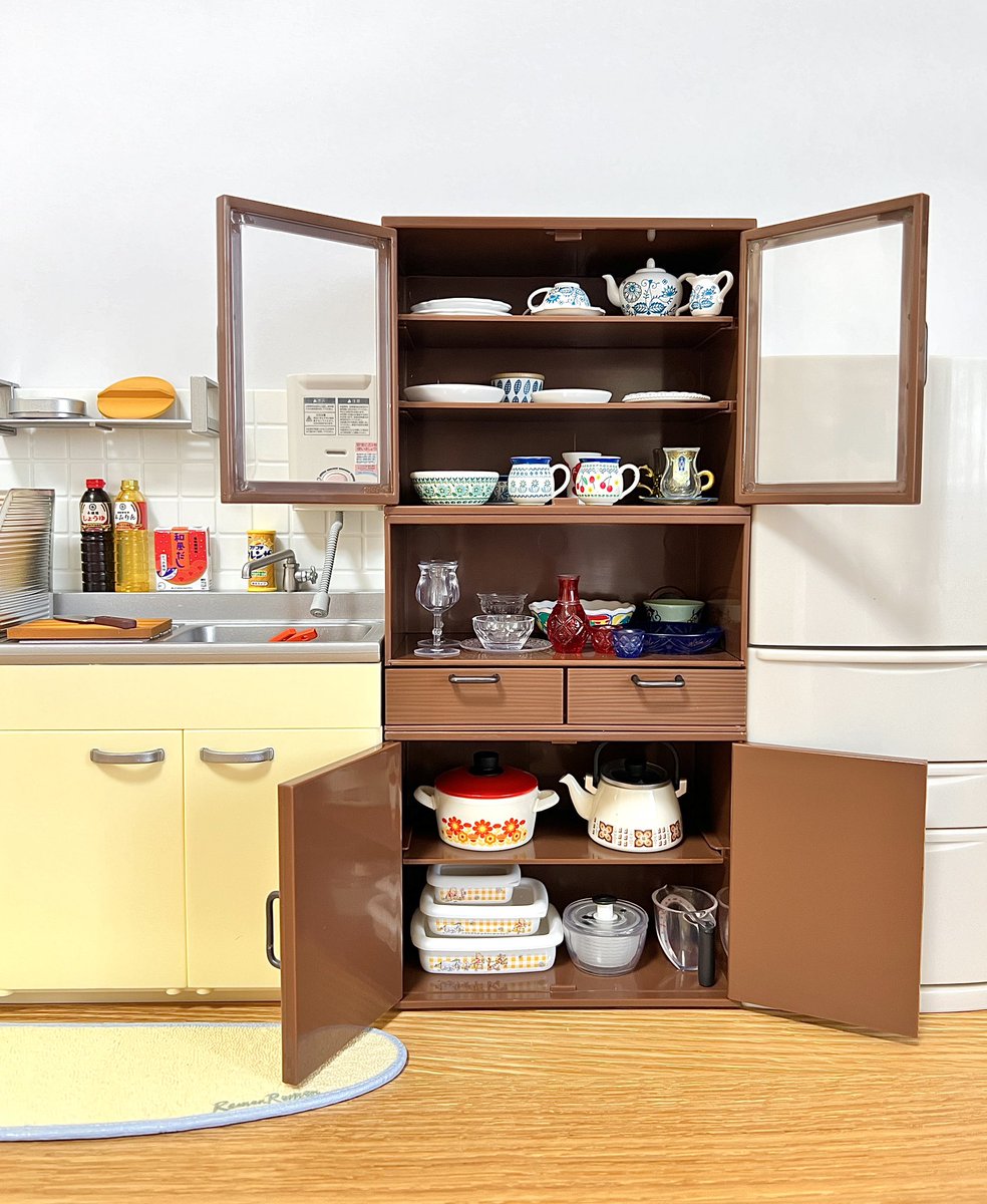 リーメントの組み合わせ食器棚。 ミニチュア食器と同日発売だけど