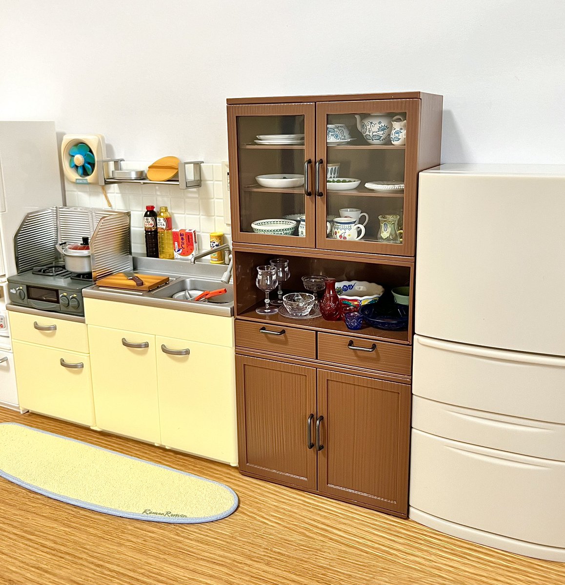 リーメントの組み合わせ食器棚。 ミニチュア食器と同日発売だけど