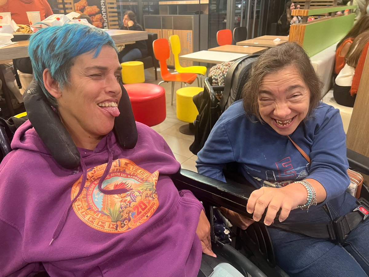 Nuestros usuarios del centro de Zafra han disfrutado de una experiencia única de equinoterapia en el centro ecuestre "Las Dehesillas" 🌟🐴 

Y mientras tanto, nuestros amigos del centro de Badajoz han pasado una velada increíble en McDonald's 🍔🍟

#ASPACEBadajoz #Equinoterapia