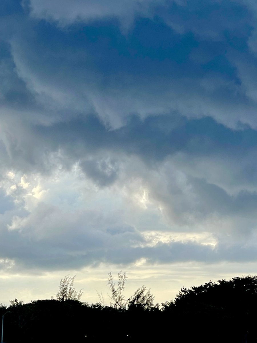 epintadorm's tweet photo. A little bit cloudy, but with beautiful clouds. #clouds #mysky #walkingrunning #justnature #happyday https://t.co/01Z7Q7saxK