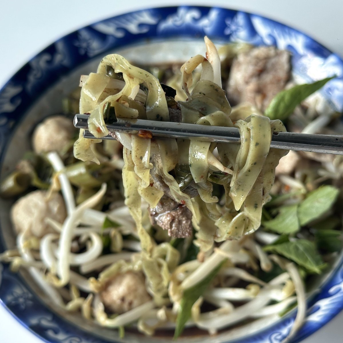 Dekchaikumkom's tweet photo. หากินยากมากกับบะหมี่ผักเพื่อสุขภาพเส้นแบนแบบนี้อะ หากินตามร้านก๋วยเตี๋ยวยากนะ ลองสั่งมากินบอกเลยว่ามันโคตรอร่อยเส้นเหนียวนุ่มสุด หอมกลิ่นไข่อ่อนๆ แถมเส้นบางไม่หนา บอกเลยว่าเป็นอีกหนึ่งทางเลือกสำหรับคนรักสุขภาพก็ว่าได้จ้า ทั้งดีและอร่อยสุดดดด 100/10 https://t.co/1heTuXS8gG