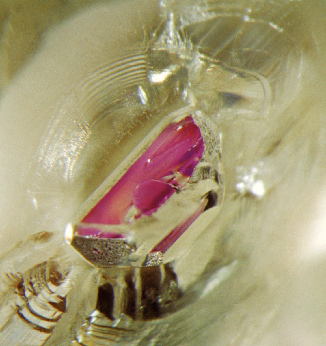 EquityDiamond's tweet image. #KnowYourDiamonds
#Diamond #Inclusions

Crystal inclusions in diamonds are tiny crystals of other minerals that are trapped inside the diamond as it forms deep beneath the Earth's surface. 

These inclusions can be a variety of different colors and sizes, and they can be visible