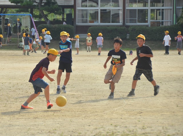 livedoornews's tweet photo. 【教員の指示なし】京都の小学校で下校前に60分の自由時間、校長「一挙五得」
https://t.co/36SO8XvovU

少子化や町域が広い影響で、帰宅後は友達と集まりづらい事情を踏まえた施策。楽しい時間が月曜にあれば、週明けの登校がおっくうになる「ブルーマンデー」対策にもなるという。 https://t.co/ahj1zknVyq