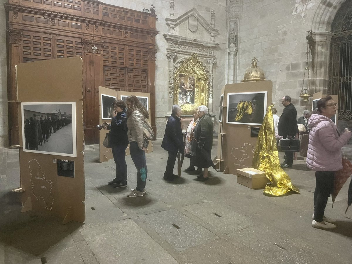 scorazoncoria's tweet photo. Ayer inauguramos en la Catedral de Coria la exposición “AL LÍMITE”. Contamos con el acompañamiento del Obispo de la Diócesis D. Jesús Pulido, Raymond Boum y Patrice Doualla que compartieron con nosotros sus testimonio y la magnífica organización de la @FundSpinola 
Gracias. https://t.co/x73WzvCSSv