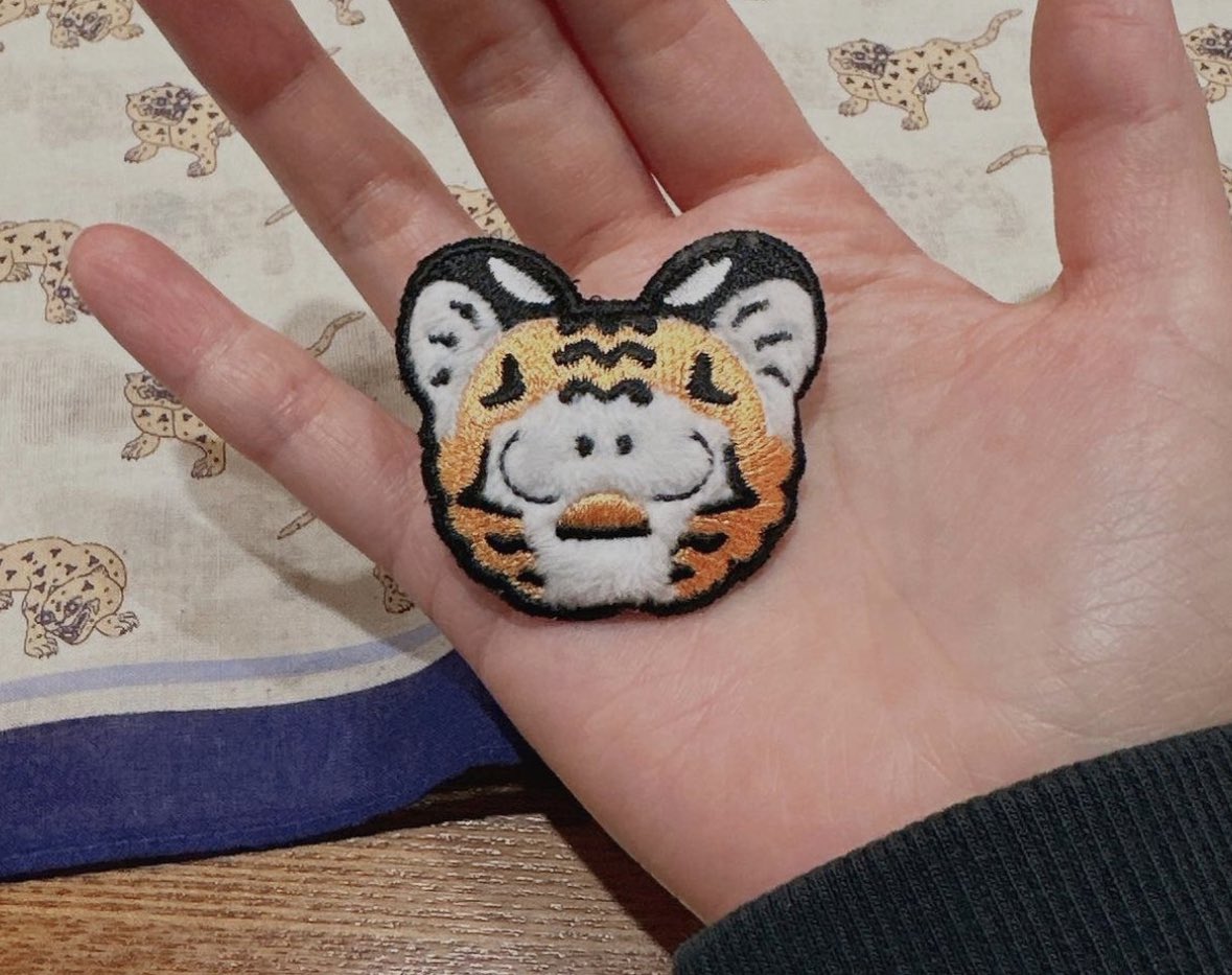 키링&amp;스트레스볼 세트 구매자용 자수와펜 실물입니다😳 인형에 사용 된 천으로 제작하여 흰 부분 촉감이 너무 좋아요! 와펜이 평면이지 않고 솜을 넣어 푹신푹신하답니다 뭔가... 자수와펜 보단 작은 인형 하나가 더 온 느낌🥺🧡