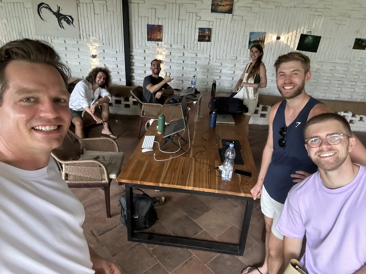 victormundi's tweet photo. Today we met up with the internet friends #BaliEdition at Tropical Coworking https://t.co/Mzka5eYMnE