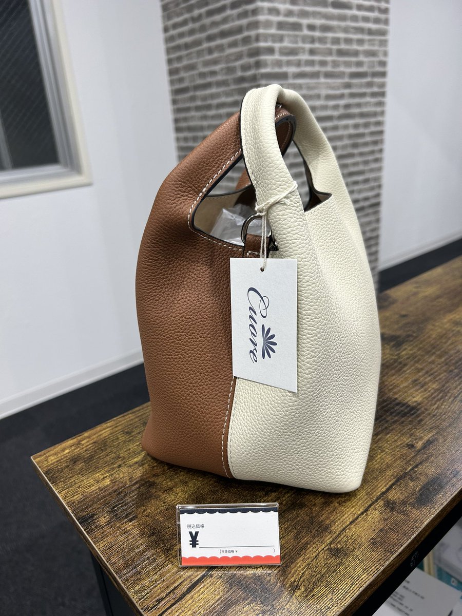 htk278910's tweet photo. 安くしたら売れるのかなぁ。。。笑

＃安売り　＃レディースバッグ　＃プレゼント https://t.co/ANOeVpopEs