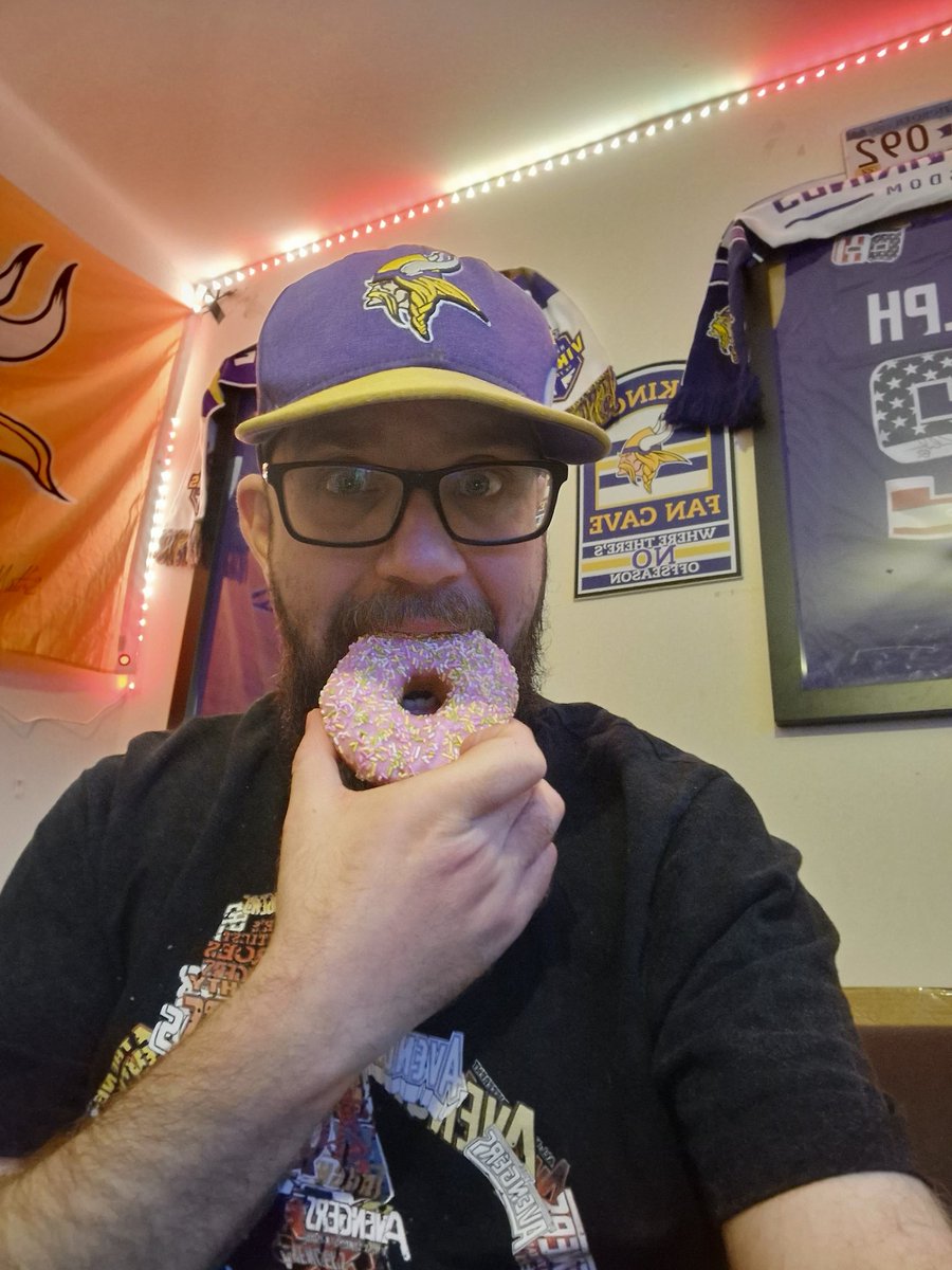 JMacdonald86's tweet photo. Vikings get their third win of the season you know what that means.
@UKVikings @UKVikingsFans @Vikings_Deutsch @MinVikingsFR
#PrimetimeKirk
#SprinklesAreForWinners
#VikingsUK
#DefendTheNorth
#SirFourFour https://t.co/yfooo0UZIE