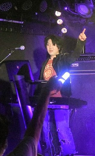 un_rock5's tweet photo. 一週間前の 火曜10月17日、Un RockキーボードKisenの誕生日でした✨(遅れてごめん)
鍵盤演奏に加え、アレンジや音作りなどサウンドプロデュースを全面的に担っています!
今後もガンガン良い音を作ってください😊おめでとうございます🎊
#UnRock
#Kisen
#誕生日 https://t.co/NsQVk41Mag