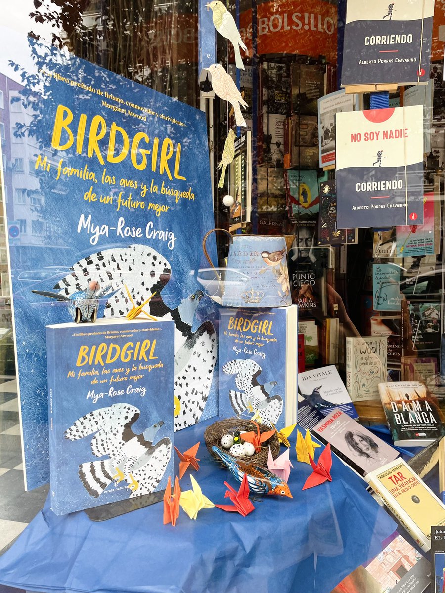 Rincón de nuestro escaparate dedicado a «Birdgirl», de la activista Mya-Rose Craig (@Erratanaturae), un precioso libro sobre su amor a las aves, a la naturaleza, su historia y cómo se puede remediar la triste deriva hacia la que puede irse nuestro planeta.