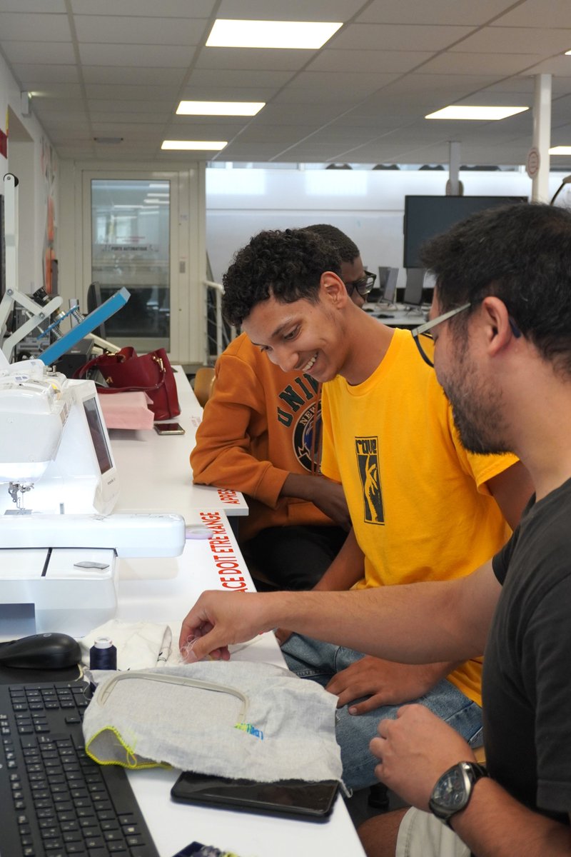 Le temps de 2 après-midis, les étudiants du Bachelor Human-IT se sont rendus à la @LabBoite ! L'occasion pour eux de se former à l’utilisation des imprimantes 3D, de la brodeuse numérique et de la découpeuse laser étaient au programme. Un grand merci aux équipes !