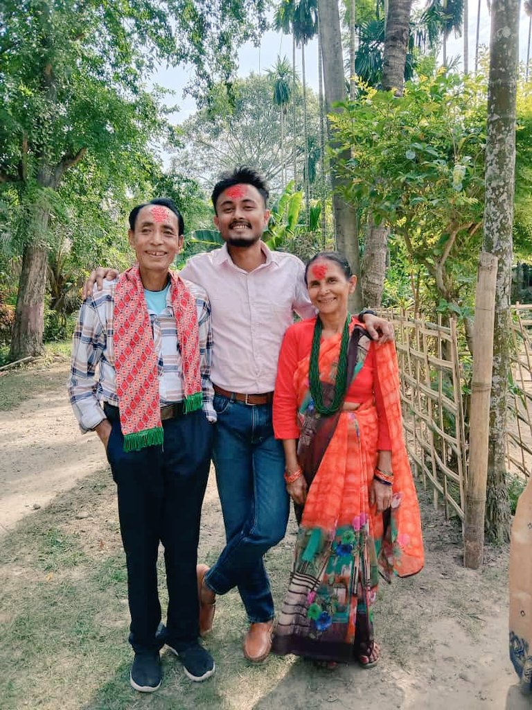 XhetryNabin's tweet photo. हमार�� गोर्खाली संस्कृति का एक पर्व #दशैं 
मेरे माता पिता के साथ। ♥️ https://t.co/kHvEwCLYkU