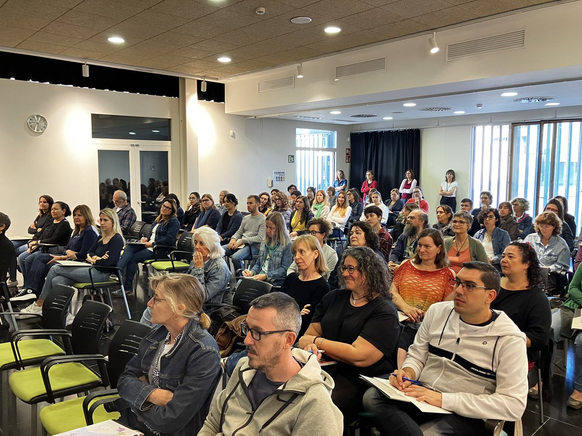 Bon i feliç #DiadelesBiblioteques! Nosaltres ho celebrem amb la 17a Jornada de biblioteques escolars, que enguany fem a la #BiblioAllende !