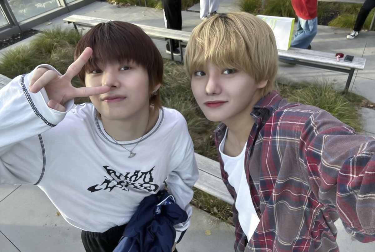 24kumi_trainee's tweet photo. 皆さん！この度は24組の3人目のメンバーのKYOSUKEの顔を公開することができました！
今回、僕たちは初めてセルフヘアメイクに挑戦したのですがどうですか？綺麗...？？
少しずつ僕たちのスタートラインに近づいている事を実感できて☺️ https://t.co/iDuPSgDfDs