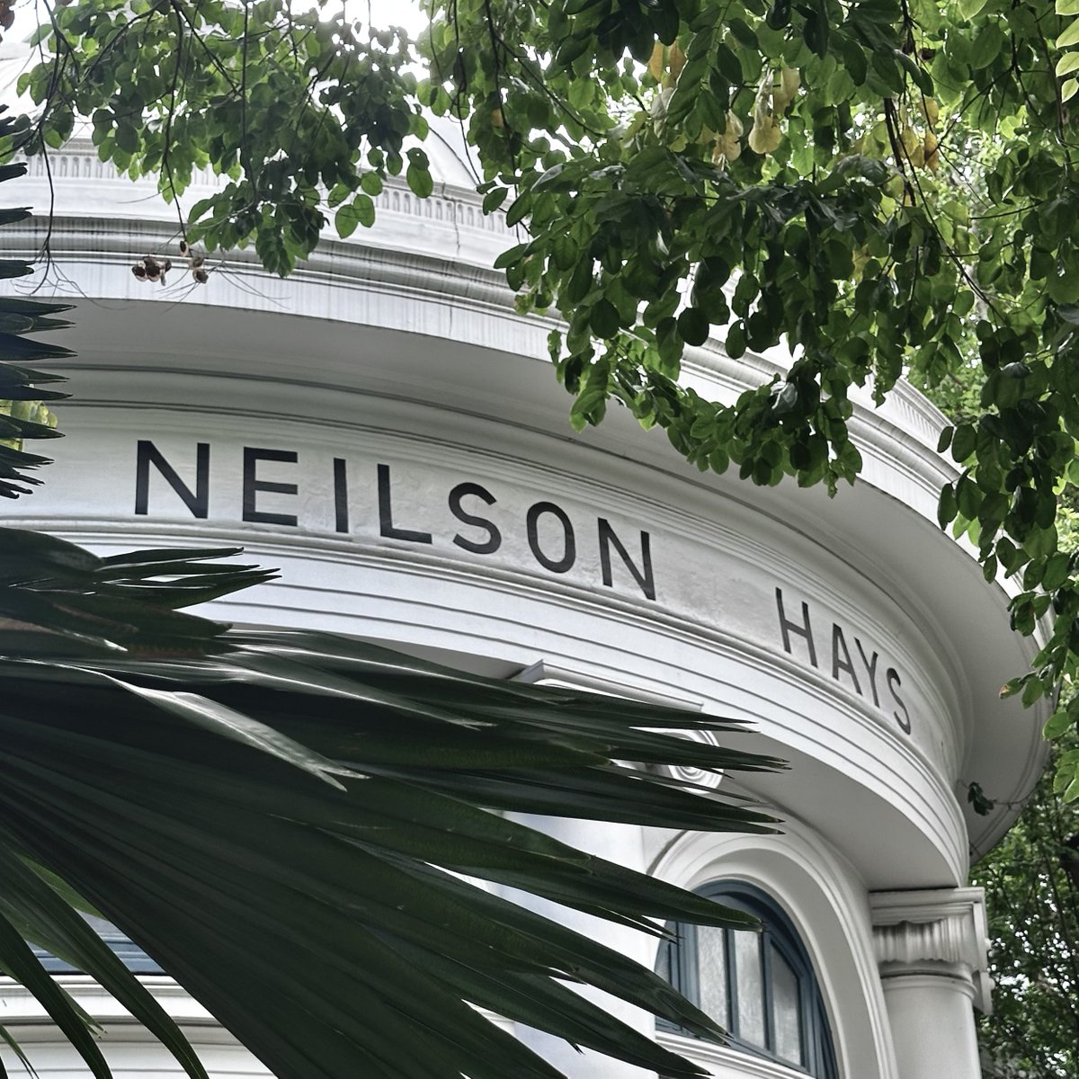 unknow_1902's tweet image. บอกว่าอยู่ไทยใครเค้าจะเชื่อ นี่คือห้องสมุดเนียลสัน เฮส์ (Neilson Hays Library) ตั้งอยู่ใจกลางกรุงเทพเลย มูดดีมาก ฟิลเหมือนอยู่ต่างประเทศ แนะนำไปช่วงสายๆหรือบ่ายๆ จะได้แสงที่สาดเข้ามาทางหน้าต่าง ถ่ายออกมาโครตสวยอ่ะ