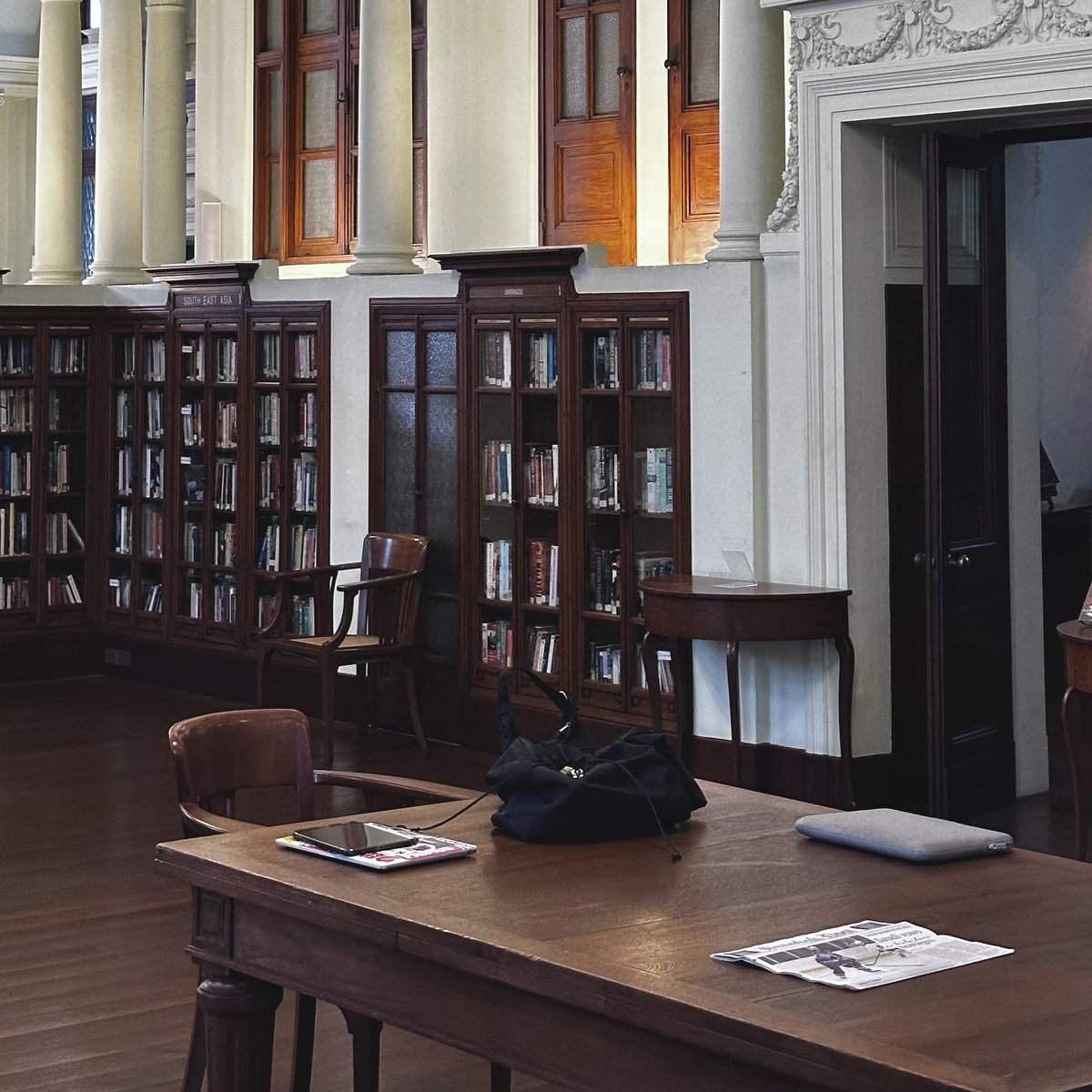 unknow_1902's tweet image. บอกว่าอยู่ไทยใครเค้าจะเชื่อ นี่คือห้องสมุดเนียลสัน เฮส์ (Neilson Hays Library) ตั้งอยู่ใจกลางกรุงเทพเลย มูดดีมาก ฟิลเหมือนอยู่ต่างประเทศ แนะนำไปช่วงสายๆหรือบ่ายๆ จะได้แสงที่สาดเข้ามาทางหน้าต่าง ถ่ายออกมาโครตสวยอ่ะ