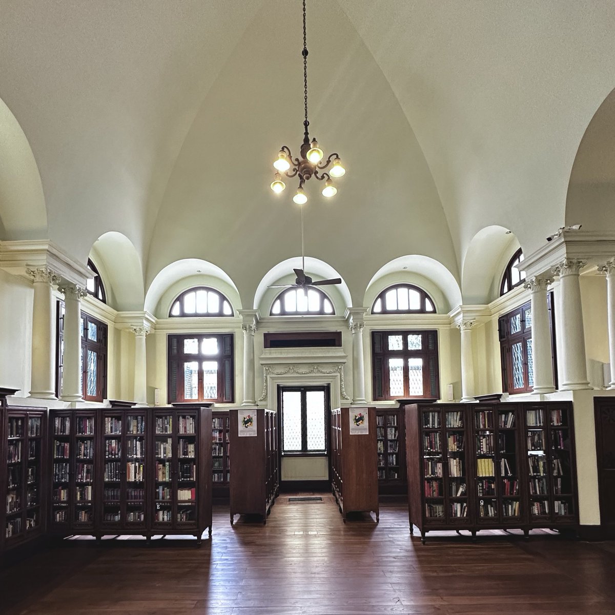 unknow_1902's tweet image. บอกว่าอยู่ไทยใครเค้าจะเชื่อ นี่คือห้องสมุดเนียลสัน เฮส์ (Neilson Hays Library) ตั้งอยู่ใจกลางกรุงเทพเลย มูดดีมาก ฟิลเหมือนอยู่ต่างประเทศ แนะนำไปช่วงสายๆหรือบ่ายๆ จะได้แสงที่สาดเข้ามาทางหน้าต่าง ถ่ายออกมาโครตสวยอ่ะ