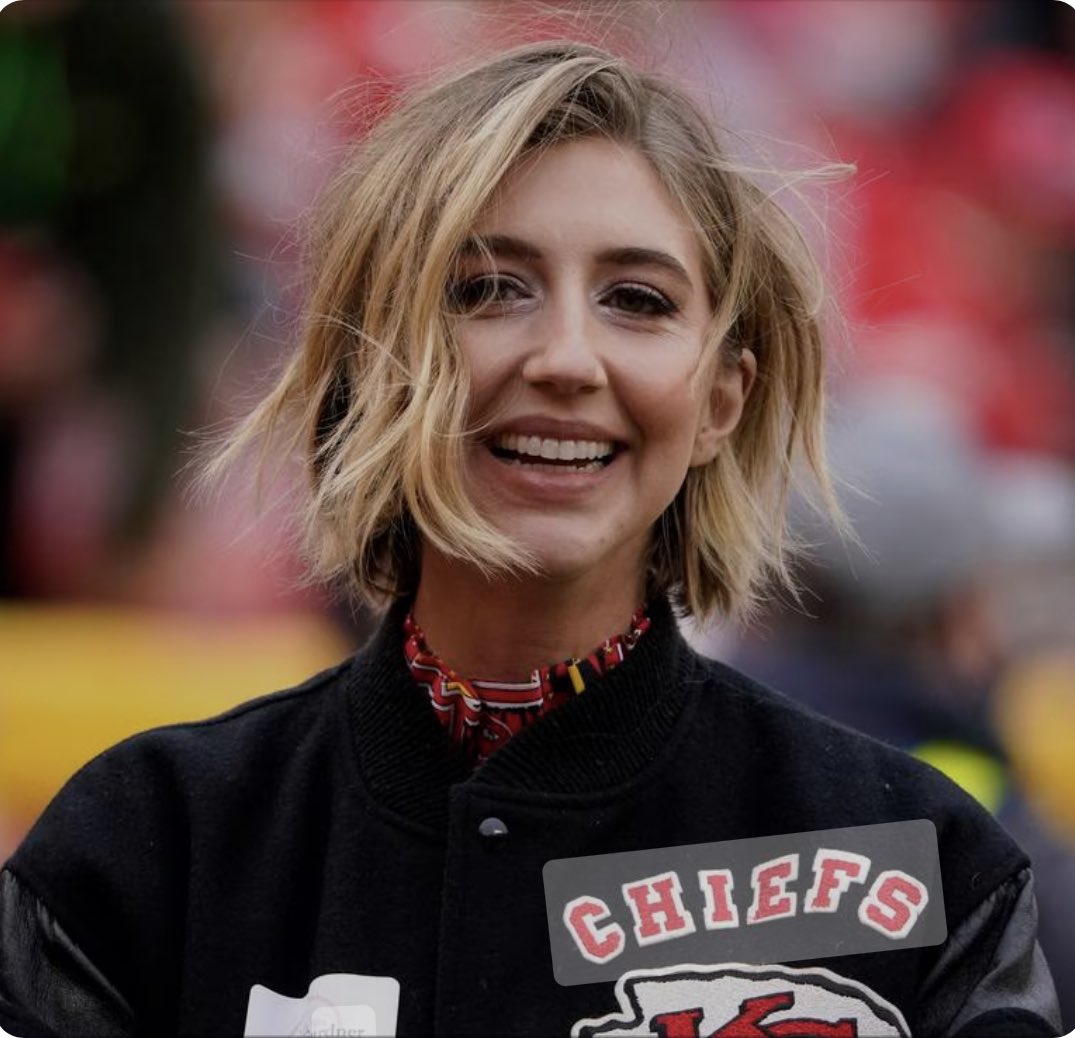 This is the blonde celebrity I would like to see at the Chiefs games more often! Not that other 👱‍♀️. 😘 @nbcsnl #HeidiGardner
