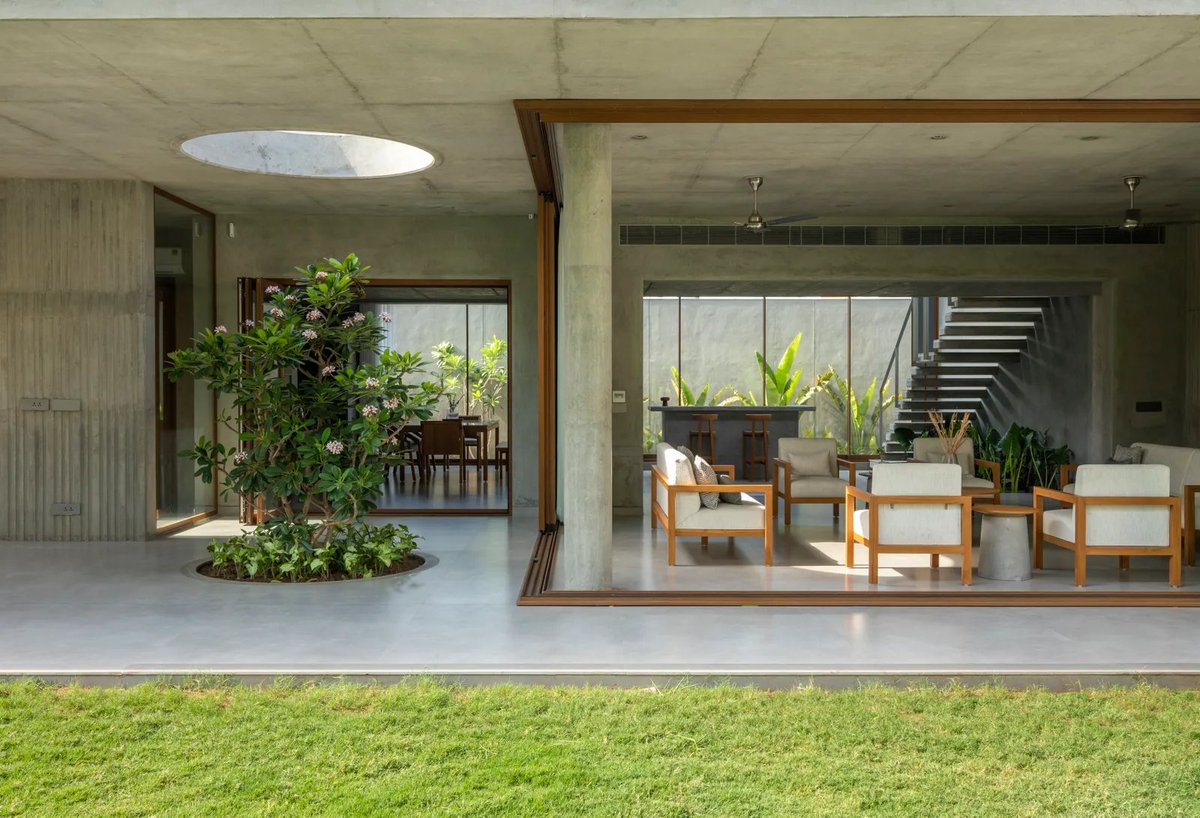AlawaisAhmed's tweet photo. يضفي Urvi Shah، المعماري الرئيسي لشركة Traanspace، على منزل Brutalist Vadodara  لمعانًا ناعمًا ليندمج مع محيطه https://t.co/2GXOGHrNMc