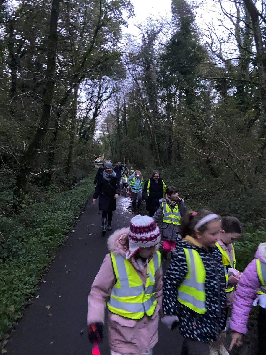 1stCwmbwrla's tweet photo. Last nights adventure was a Sponsored 3k Moonlight walk through Clyne Valley!
Lots of puddle jumping on our way. Well done Brownies #GirlGuidingUk #GirlguidingCymru #sponsoredwalk #puddlejumping #makingAsplash #MoonlightWalk https://t.co/BIp8xsL2ko