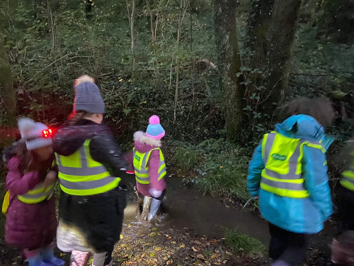 1stCwmbwrla's tweet photo. Last nights adventure was a Sponsored 3k Moonlight walk through Clyne Valley!
Lots of puddle jumping on our way. Well done Brownies #GirlGuidingUk #GirlguidingCymru #sponsoredwalk #puddlejumping #makingAsplash #MoonlightWalk https://t.co/BIp8xsL2ko