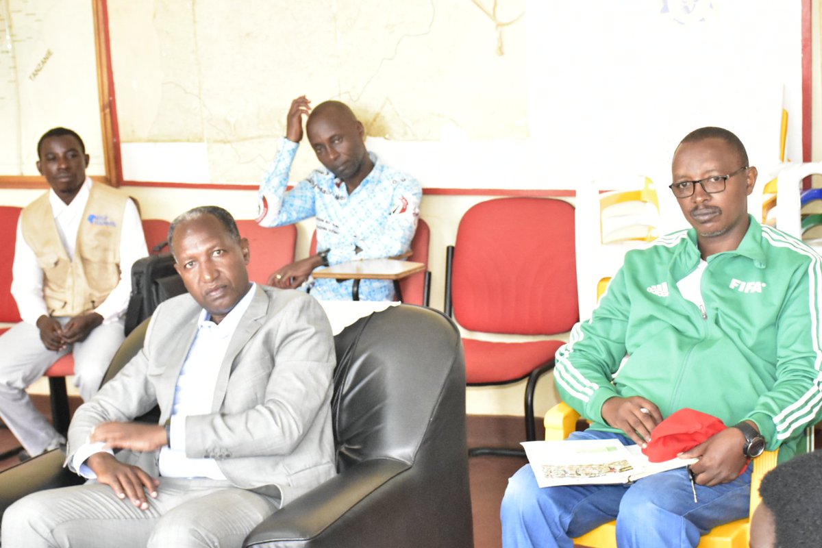 PButanyerera's tweet photo. Ce mardi, le Gouverneur de #Kirundo Col Pol Victor Segasago a reçu en audience une délégat° des ONG @WHHBurundi, HELPCHANEL &amp; Réseau Burundi 2000+. Ils se sont entretenus sur les activités du nouveau projet "Renforcement des systèmes alimentaires locaux dans le nord du #Burundi". https://t.co/1a8iyj6ZdA