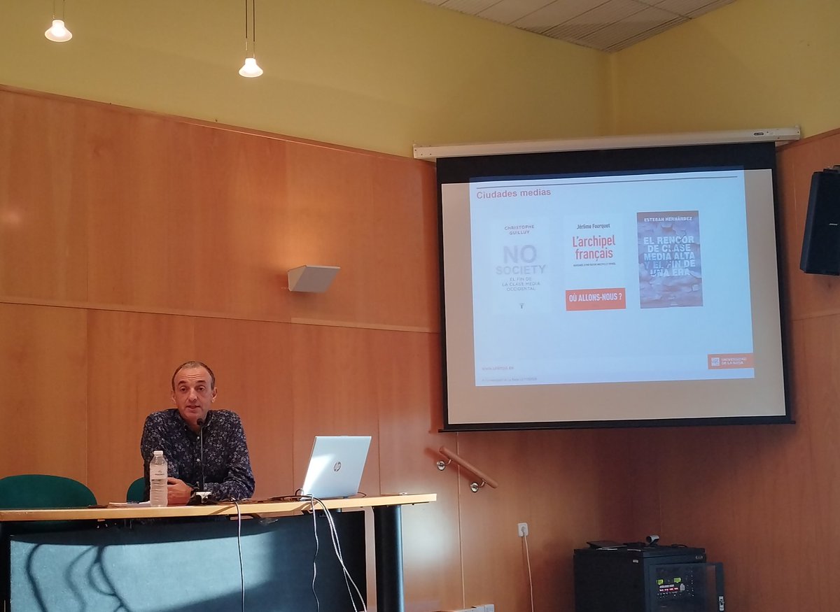 C_DAD_S's tweet photo. Segundo día de las XV Jornadas de Sociología. Ciudades, Participación y Transformación Social: Retos Contemporáneos. Hablando sobre "Ciudades medias, identidad y participación social", con Sergio Andrés Cabello de la @unirioja. https://t.co/1w0yJSEYe9