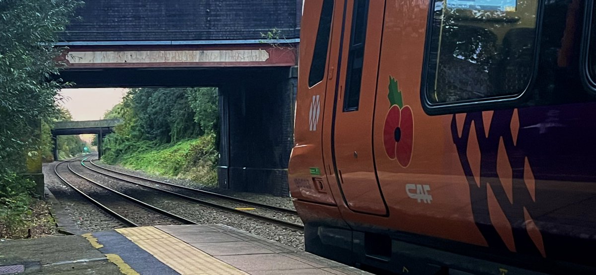 PlatformEdge1's tweet image. Morning all,

Here is 196003 about to head into the sunset yesterday 🌅 #Class196