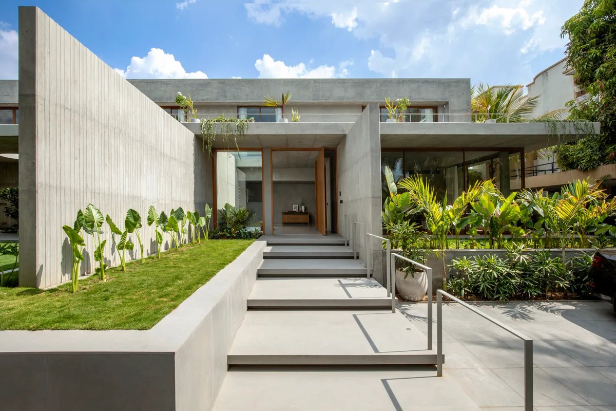 AlawaisAhmed's tweet photo. يضفي Urvi Shah، المعماري الرئيسي لشركة Traanspace، على منزل Brutalist Vadodara  لمعانًا ناعمًا ليندمج مع محيطه https://t.co/2GXOGHrNMc