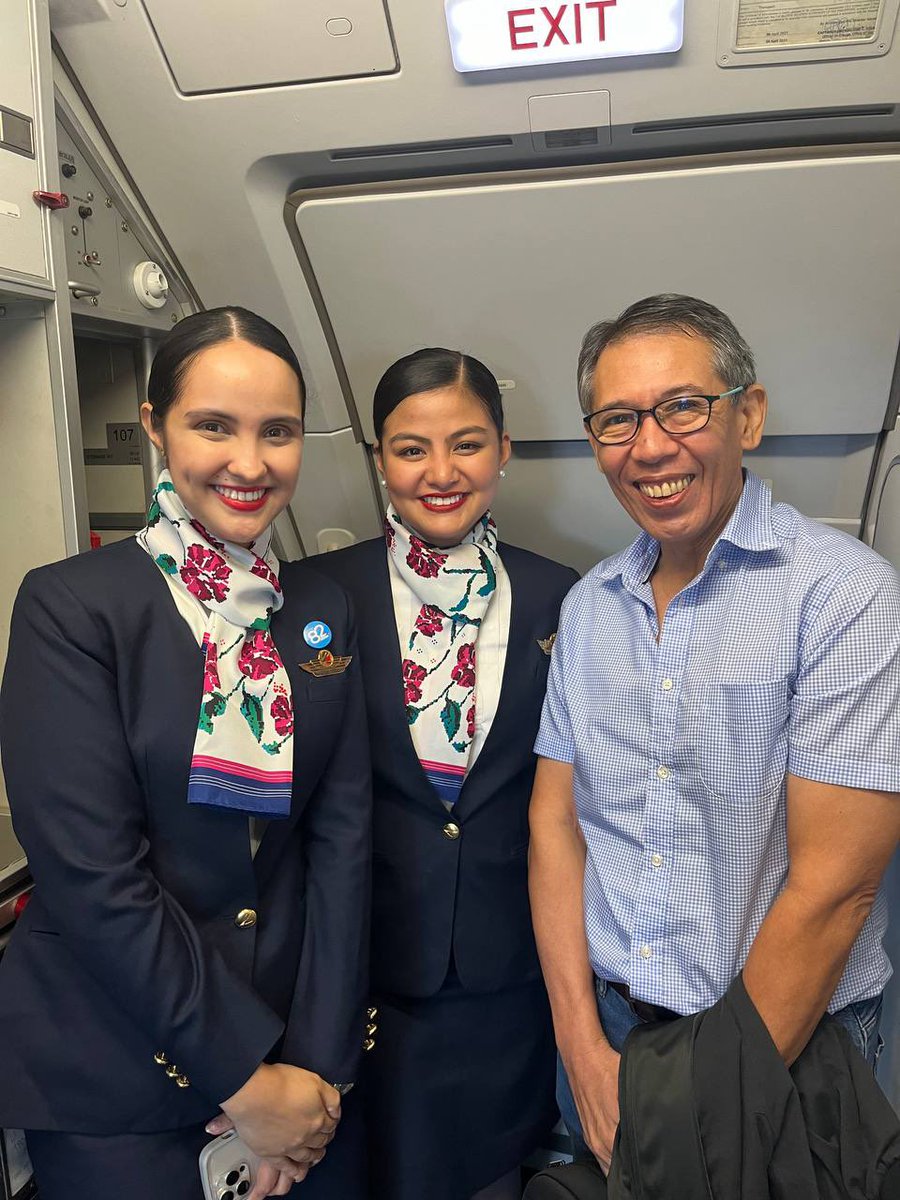 ChelDiokno's tweet photo. Thank you so much to the wonderful cabin crew from @flyPAL and @airasia who took care of us sa aming trip patungong Bacolod at pabalik ng Manila. They were so sweet to even give me a heartwarming note!

I really appreciate this little things. Nakaka-inspire to do better everyday! https://t.co/MGvwmQlRh7