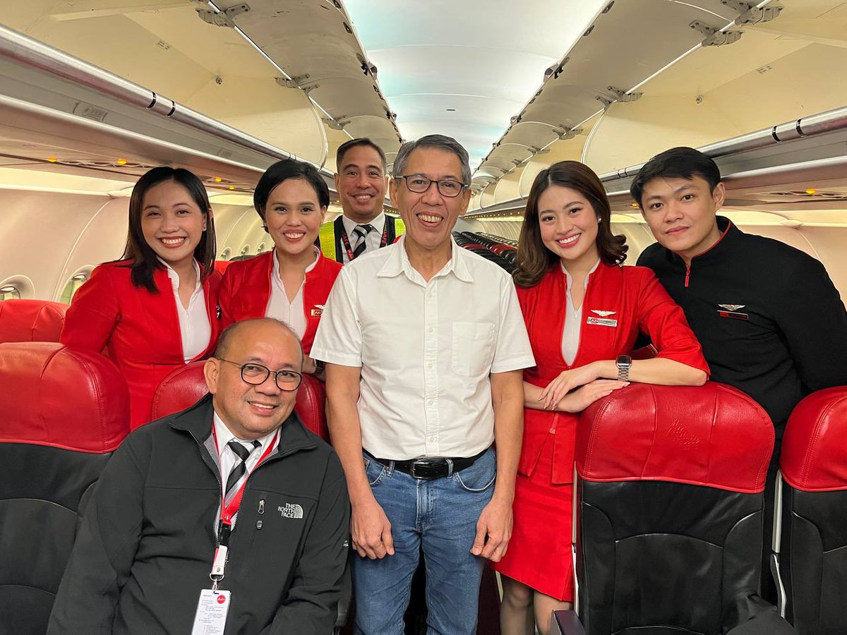 ChelDiokno's tweet photo. Thank you so much to the wonderful cabin crew from @flyPAL and @airasia who took care of us sa aming trip patungong Bacolod at pabalik ng Manila. They were so sweet to even give me a heartwarming note!

I really appreciate this little things. Nakaka-inspire to do better everyday! https://t.co/MGvwmQlRh7