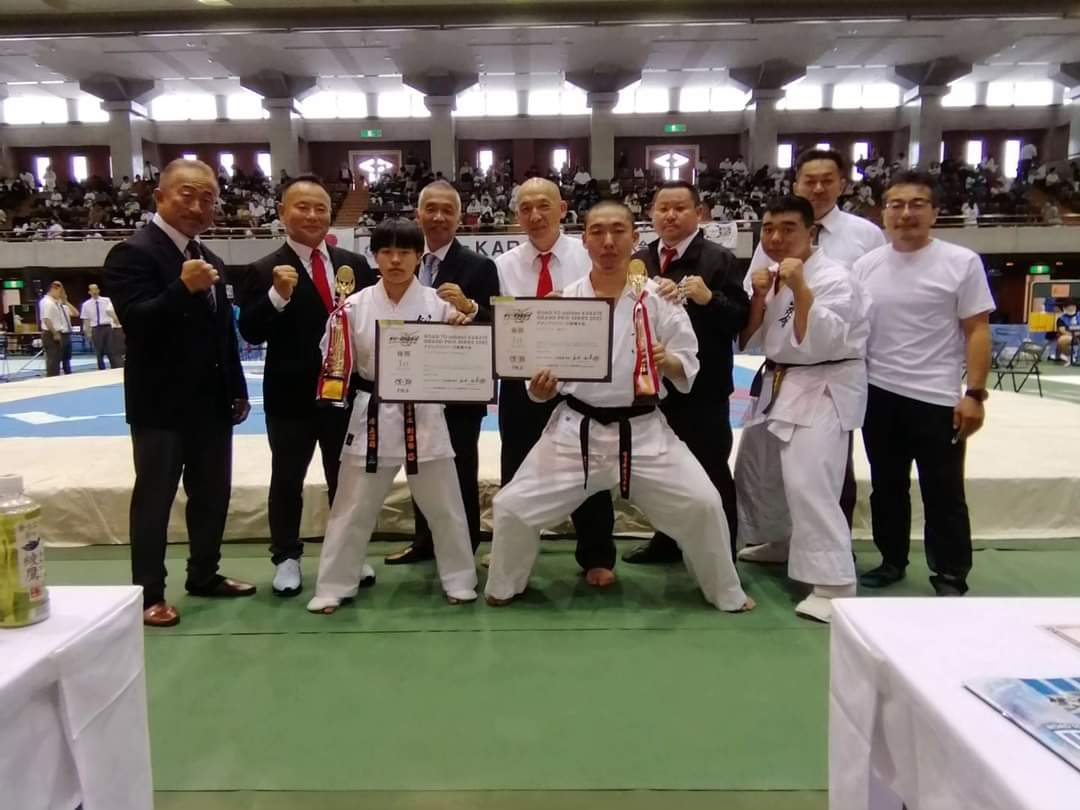ry_vdn's tweet photo. 今さら投稿その2
7/9(日) 宮崎遠征
「adidas KARATE GRAND PRIX 2023 グランプリシリーズ宮崎大会」
カラテ＋一般男子で優勝でした。
去年のadidasグランプリ以来のカラテ＋ルールで、一本勝ち出来ましたが、素面はこえぇ…
DJポッキーさんのアナウンスがカッコよくてテンション上がりました。 https://t.co/vkGONTq0Qr