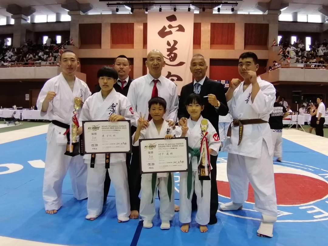 ry_vdn's tweet photo. 今さら投稿その2
7/9(日) 宮崎遠征
「adidas KARATE GRAND PRIX 2023 グランプリシリーズ宮崎大会」
カラテ＋一般男子で優勝でした。
去年のadidasグランプリ以来のカラテ＋ルールで、一本勝ち出来ましたが、素面はこえぇ…
DJポッキーさんのアナウンスがカッコよくてテンション上がりました。 https://t.co/vkGONTq0Qr