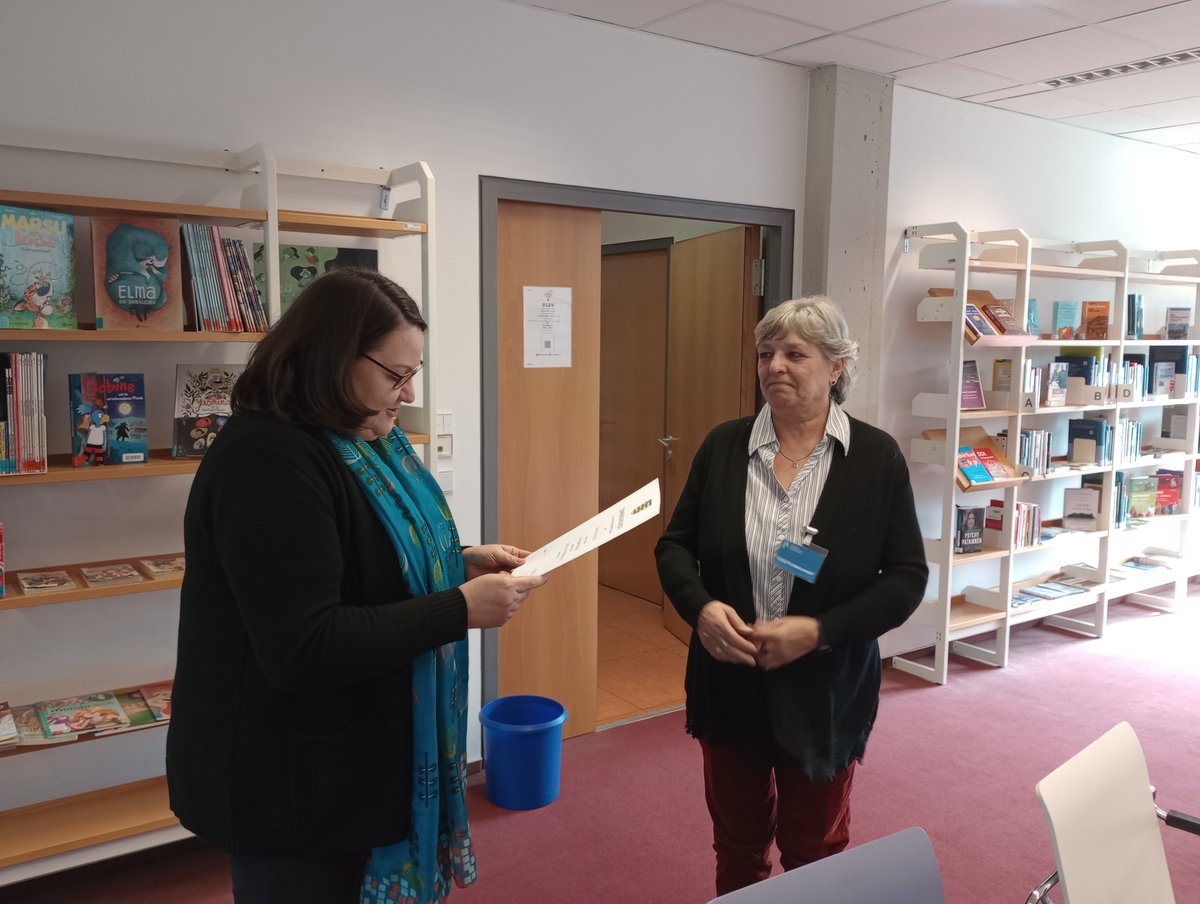 In der letzten Woche war die Generaldirektion der #SLUB zu Besuch in der #LSF. Zum krönenden Abschluss überreichte Katrin Stump unserer Kollegin 
Annette Maulhardt die Dankesurkunde für ihre 40 jährige Reise mit und für die Landesfachstelle. Wir sagen: Vielen Dank.