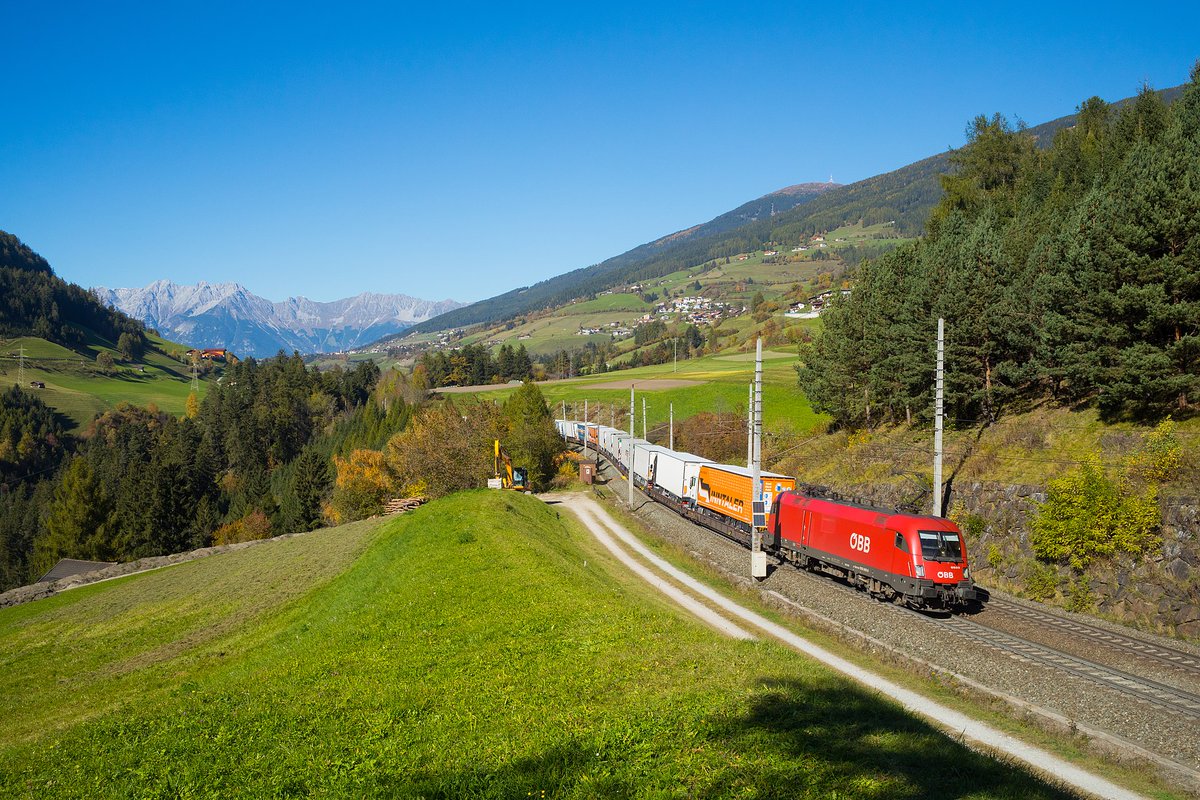 Dos cuestiones bastante guapas están en aprovechar las carreteras y autovías para meter líneas de tren, y en las autopistas ferroviarias donde una lanzadera de ferrocarril transporta camiones.