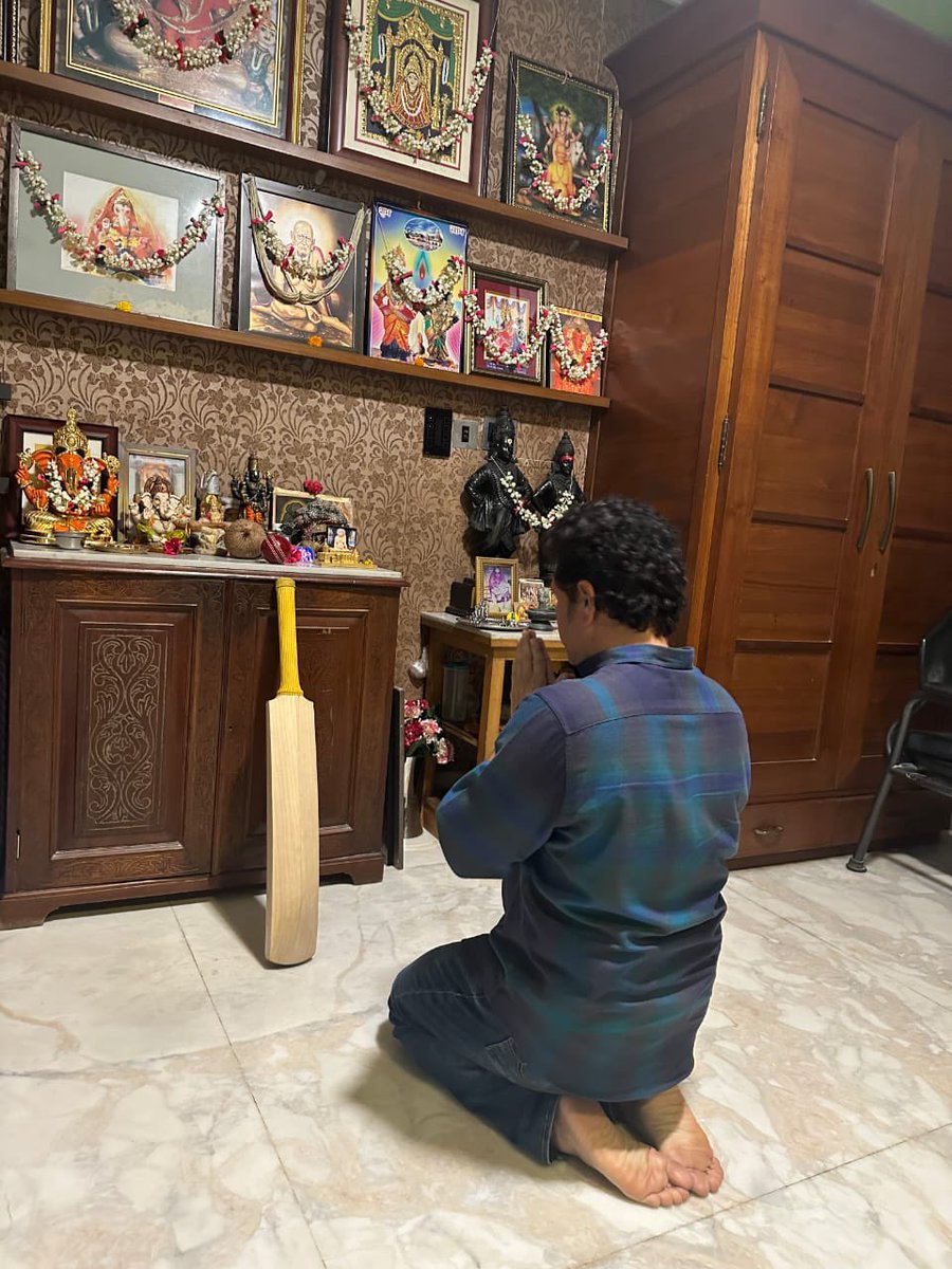 sachin_rt's tweet photo. Happy #Dussehra to all celebrating Vijaya Dashami! 🏏 
Just as the ball sails over the boundary, may the triumph of good over evil clear all the hurdles in your life. Keep batting for the right cause. Stay blessed! #VijayaDashami https://t.co/hEOdaPkWjC