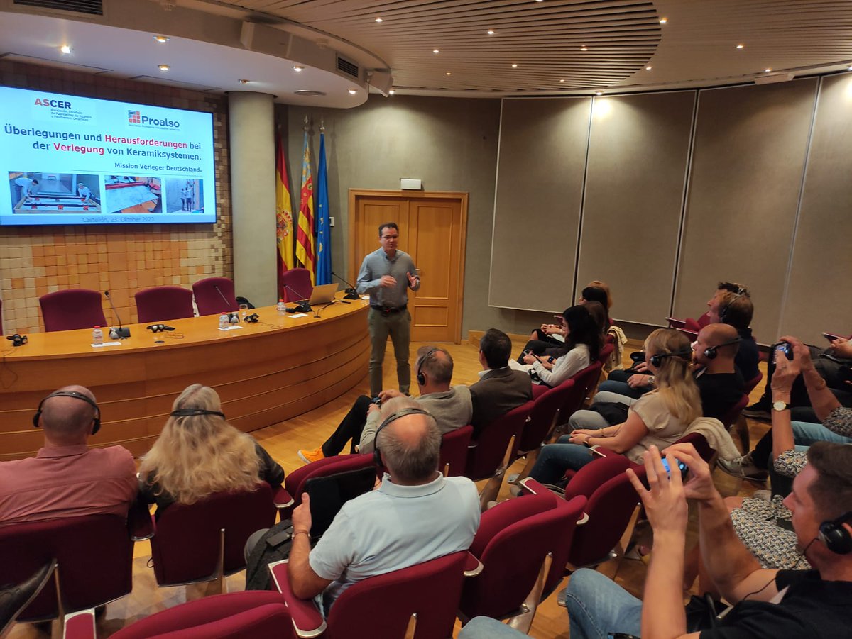 ASCER_comunica's tweet photo. Un grupo de 2⃣0⃣ colocadores de cerámica alemanes 👷 visitan estos días el sector para mejorar su conocimiento de las baldosas cerámicas made in Spain, sus innovaciones y las últimas tendencias en diseño

Ayer participaron en una jornada con ponencias de @Proalso e @ITC_ceramica https://t.co/2uoopWE5iw