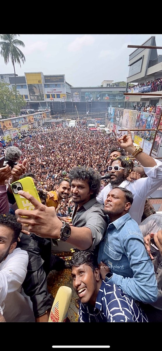 Dir_Lokesh's tweet photo. Thank you Kerala for your love.. Overwhelmed, happy and grateful to see you all in Palakkad. ❤️

Due to a small injury in the crowd, I couldn’t make it to the other two venues and the press meeting. I would certainly come back to meet you all in Kerala again soon. Till then continue enjoying #Leo with the same love. 🤗

@GokulamMovies @GokulamGopalan @srkrishnamoorthy  @jsujithnair @DreamBig_film_s
