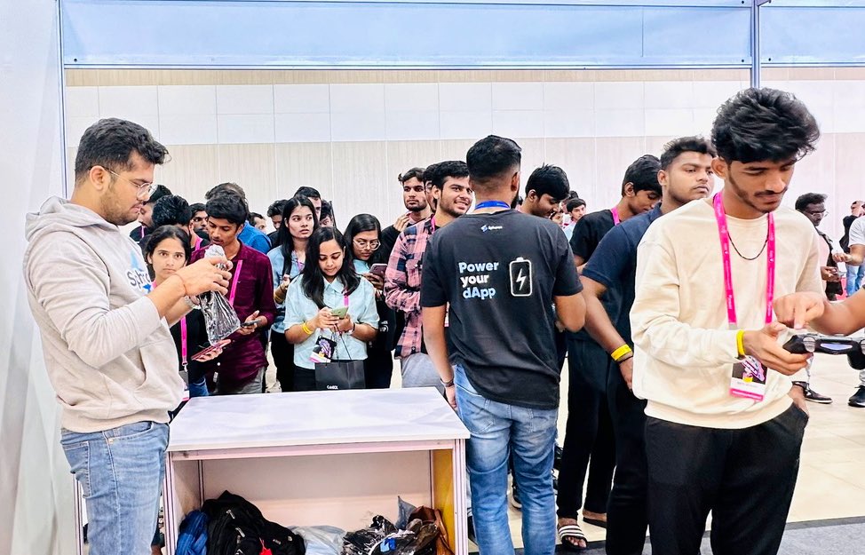 spheron's tweet image. We had a blast 🔥 @CoinDCX #unfold23 

⚡️2 days of full house booth⚡️

🤯 500 participants &amp;amp; attendees joining us from all the parts of the world on our booth! 

🫶 300+ t-shirts, hoodies and swags distributed to atendees! 

Share the picture of spheron swag you got👇