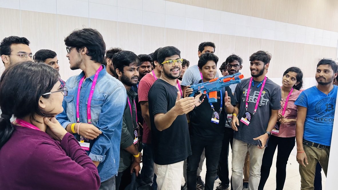 spheron's tweet image. We had a blast 🔥 @CoinDCX #unfold23 

⚡️2 days of full house booth⚡️

🤯 500 participants &amp;amp; attendees joining us from all the parts of the world on our booth! 

🫶 300+ t-shirts, hoodies and swags distributed to atendees! 

Share the picture of spheron swag you got👇